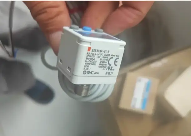 SMC数显压力表ZSE40AF-01-R-X501